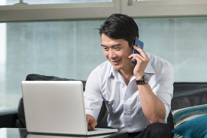亚洲商人致力于笔记本电脑远程办公