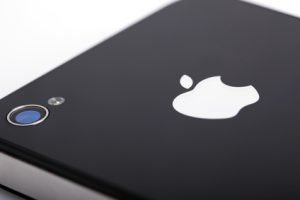 特拉维夫,以色列——3月15日2011:极端宏观iPhone 4的背面,有苹果的标志和手机的相机。文章讨论OS X约塞米蒂