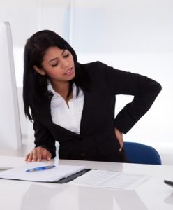 职场女性背部受伤
