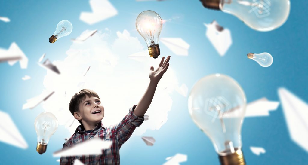孩子在灯泡和纸飞机中间-图像代表梦想