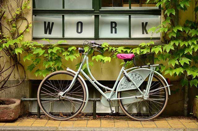 办公室前的自行车