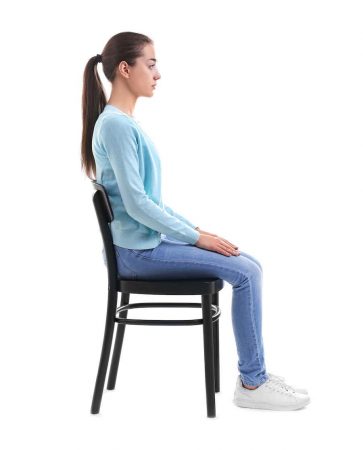 女人坐在椅子上